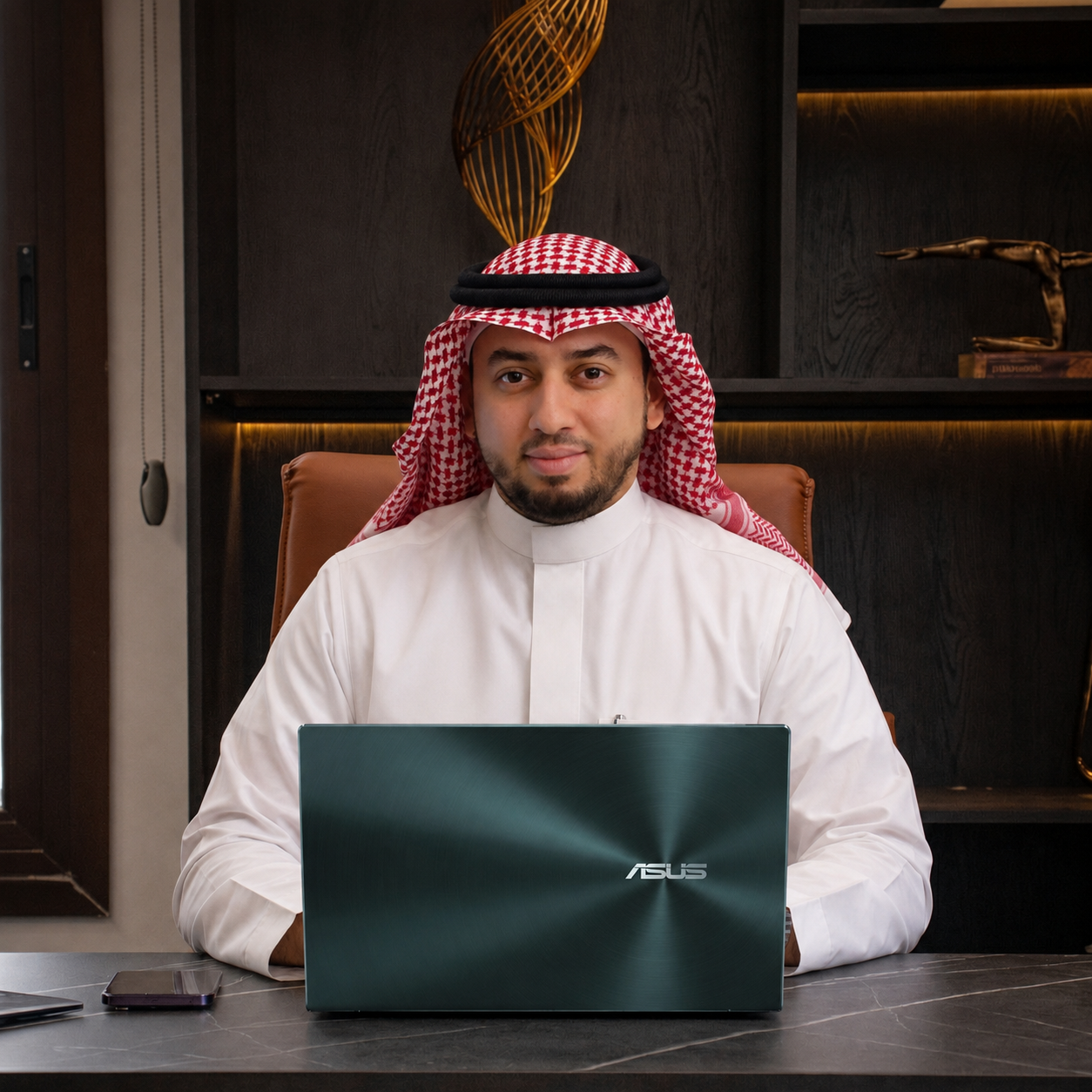 إبراهيم حبيب على المكتب